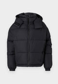 Schwarze Pufferjacke mit hohem Kragen und abnehmbarer Kapuze, ausgestattet mit einem Reißverschluss auf der Vorderseite, elastischen Bündchen und einem eingeprägten Logo auf der Schulter.