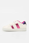 Weißer Sneaker mit pinken metallischen Streifen, lila Fersendetail, zwei weißen Klettverschlüssen und weißer Sohle.