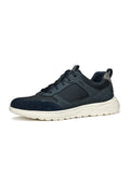 Marineblauer Sneaker aus Leder und Mesh, mit einer strukturierten Oberfläche, rundem Zehenbereich, Schnürsystem und weißer Gummisohle.