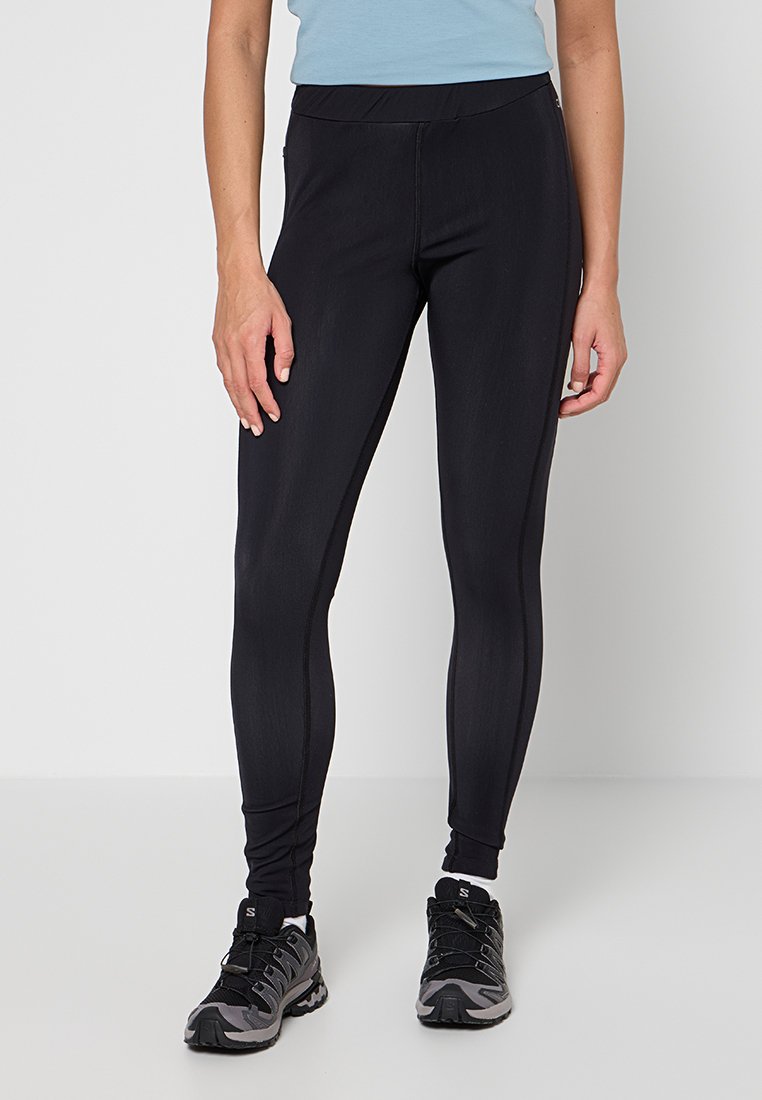 Schwarze Sportleggings mit glatter, elastischer Textur, ausgestattet mit einem hohen Bund und minimalen Nahtdetails, kombiniert mit dunklen Laufschuhen.