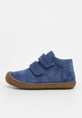 Blaue Wildleder-Ankel-Schuhe mit zwei Klettverschluss-Riemen und einer braunen Gummisohle. Verfügt über gestickte Details und eine weiche Textur.
