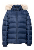 Marineblaue, wattierte Winterjacke mit Frontreißverschluss, hohem Kragen, elastischen Bündchen und abnehmbarer Kapuze mit beigem Kunstpelzbesatz.