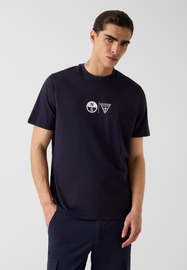 Guess T-SHIRT MIT GEDRUCKTEM LOGO - Print T-shirt - dunkelblau