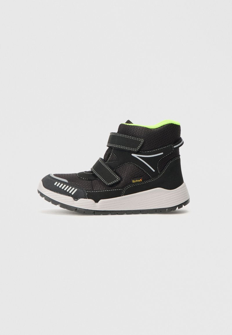 Schwarze High-Top-Sneaker mit verstellbaren Klettverschlüssen, strukturiertem Obermaterial, limettengrüner Innenauskleidung, weißen Akzenten und robusten Gummisohlen.