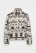 Fleece-Pullover mit hohem Kragen, auf weißem Hintergrund mit schwarzen geometrischen Mustern, einschließlich Rauten und stilisierten Formen.