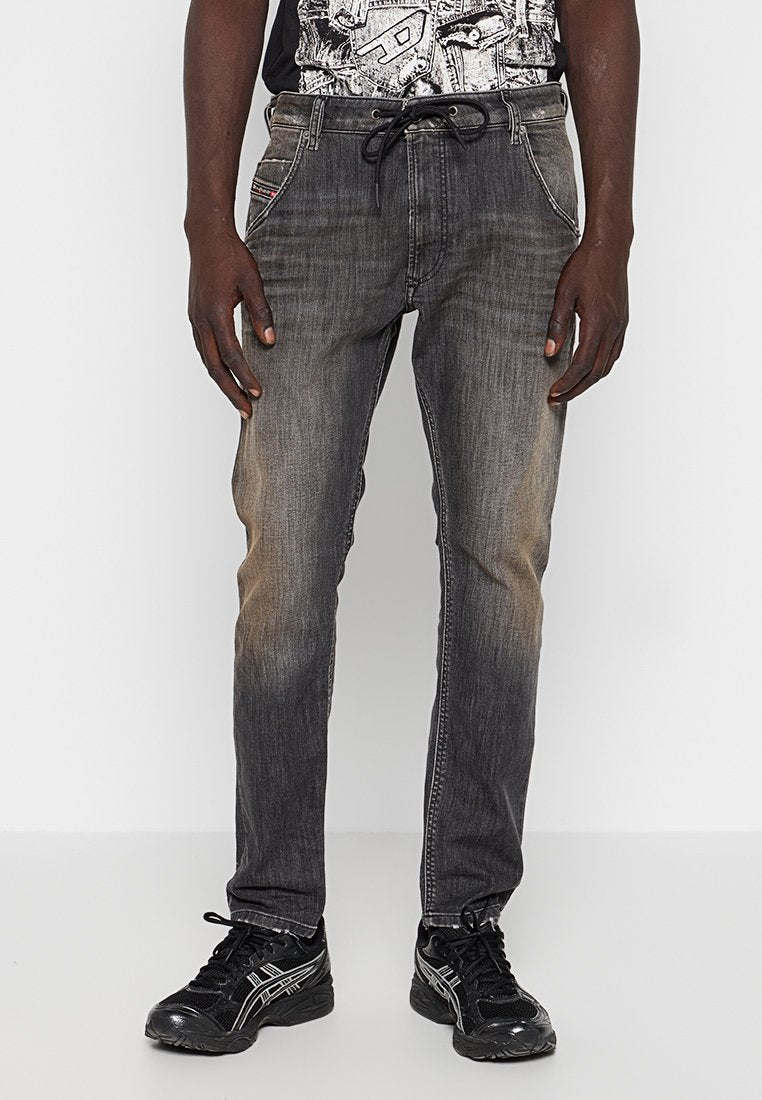 Denim-Jeans in einem Verlauf von dunkelgrau zu hellgrau, mit einem Kordelzugbund, Seitentaschen und dezenten Steppnähten.
