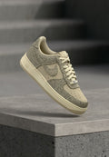 Nike Sportswear AIR FORCE 1 07 LV8 - Trainers - desert khaki/light khaki/metallic silver-coloured