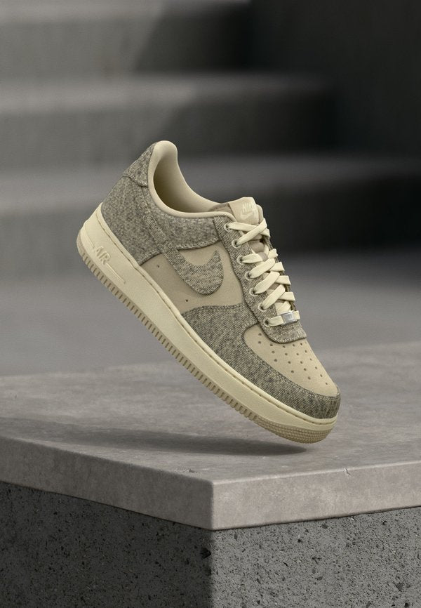 Nike Sportswear AIR FORCE 1 07 LV8 - Trainers - desert khaki/light khaki/metallic silver-coloured