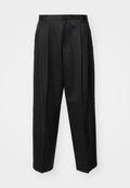 Schwarze, taillierte Hosen mit hoher Taille, weitem Bein und scharfen Falten. Aus glattem Stoff gefertigt, mit Gürtelschlaufen und ohne sichtbare Beschläge.