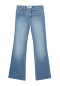 Hellblaue Schlagjeans aus Denim. Zu den Merkmalen gehören ein Knopf- und Reißverschluss, fünf Taschen und ein gerader Schnitt vom Knie bis zum Saum.