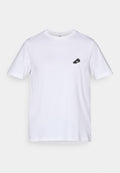 Weißes Baumwoll-T-Shirt mit kurzen Ärmeln und rundem Halsausschnitt; verfügt über eine kleine schwarze Fußballschuh-Grafik auf der linken Brust.