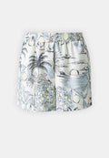 Blumendruck-Shorts mit hellblauem Hintergrund, elastischem Bund und Mustern von Blättern, Früchten und Vögeln in Schwarz und Pastellfarben.