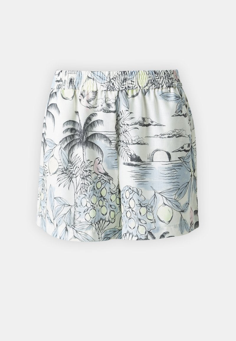 Blumendruck-Shorts mit hellblauem Hintergrund, elastischem Bund und Mustern von Blättern, Früchten und Vögeln in Schwarz und Pastellfarben.