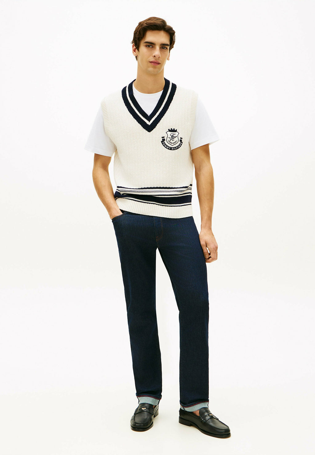  CREST APPLIQUÉ V-NECK  Media 2