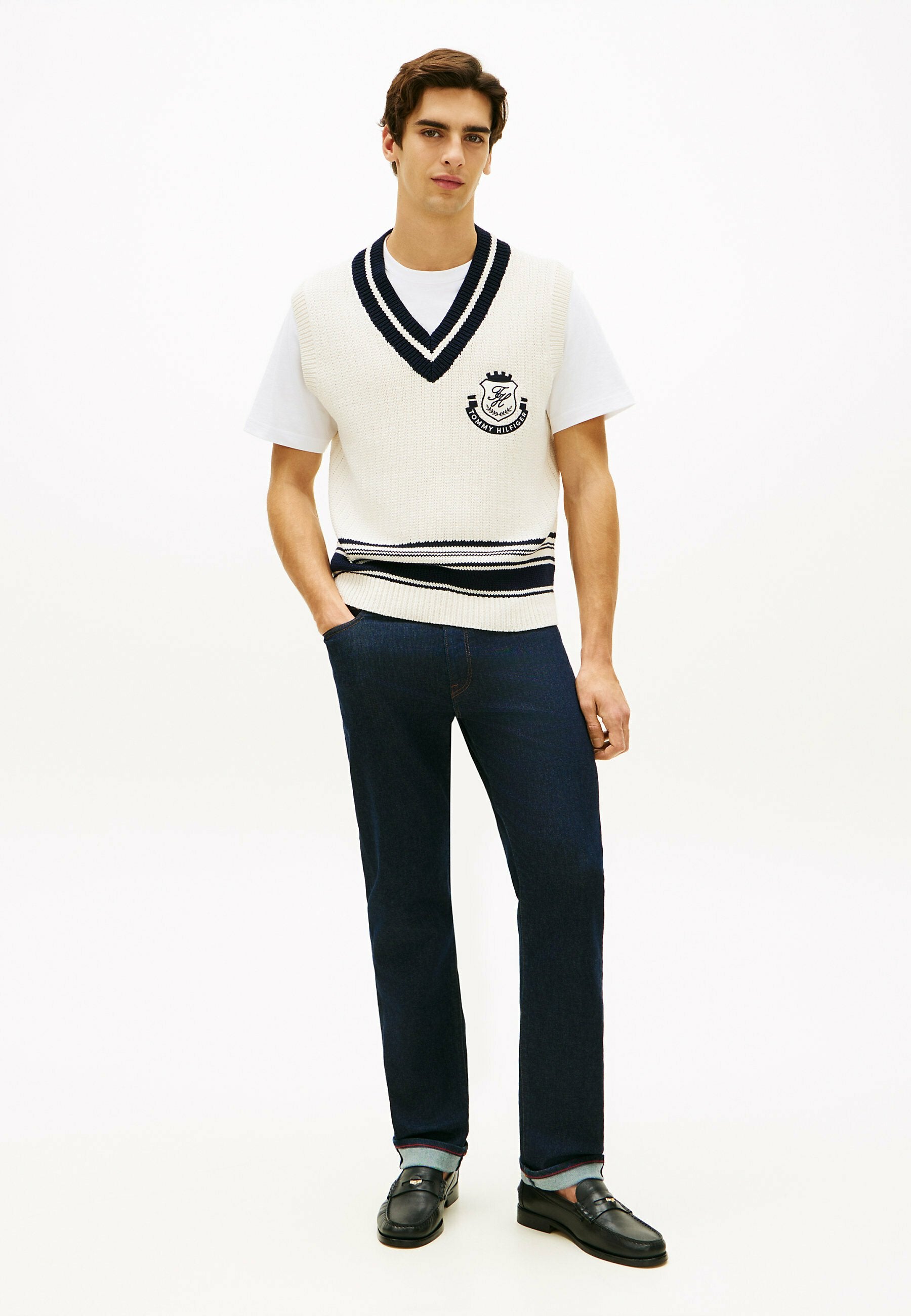  CREST APPLIQUÉ V-NECK  Media 2