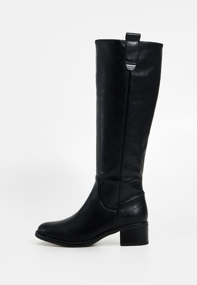 Knielanger schwarzer Lederstiefel mit niedrigem Blockabsatz, abgerundeter Spitze und Schlaufe oben mit kleinem metallischem Logodetail.