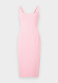 Bleistiftkleid in Hellrosa mit taillierter Silhouette, breiten Trägern, quadratischem Ausschnitt und vertikalen Nahtdetails entlang des Körpers.