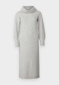 Graues gestricktes Kleid mit Kapuze, langen Puffärmeln sowie gerippten Bündchen und Saum. Der Stoff wirkt weich und strukturiert.