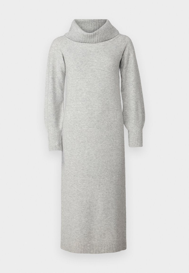 Graues gestricktes Kleid mit Kapuze, langen Puffärmeln sowie gerippten Bündchen und Saum. Der Stoff wirkt weich und strukturiert.