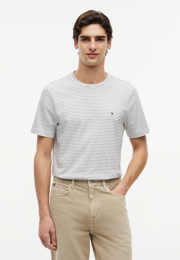 Tommy Hilfiger SEASONAL FIT TEE CORE ESSENTIALS - Print T-shirt - ecru/desert sky
