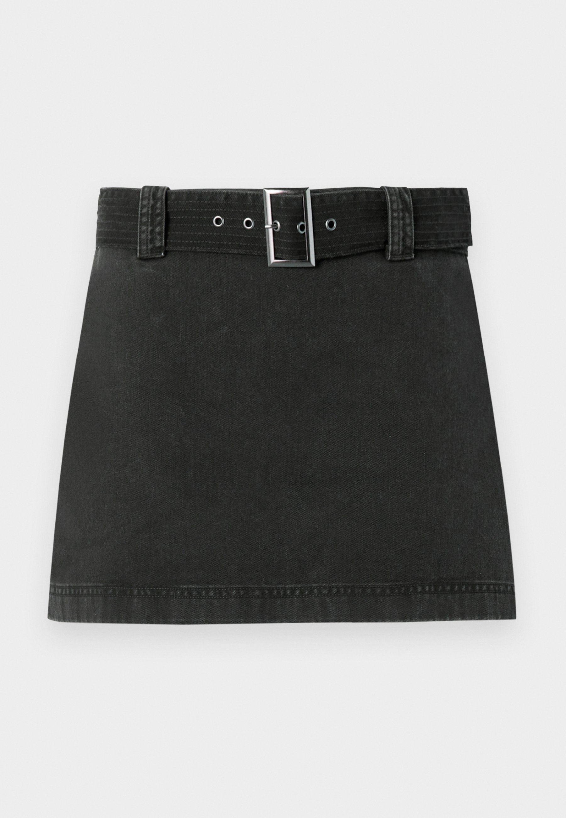 Schwarzer Denim-Minirock mit passendem Gürtel, der eine metallische Schnalle und Gürtelschlaufen aufweist, flach auf einem weißen Hintergrund präsentiert.