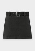 Schwarzer Denim-Minirock mit passendem Gürtel, der eine metallische Schnalle und Gürtelschlaufen aufweist, flach auf einem weißen Hintergrund präsentiert.