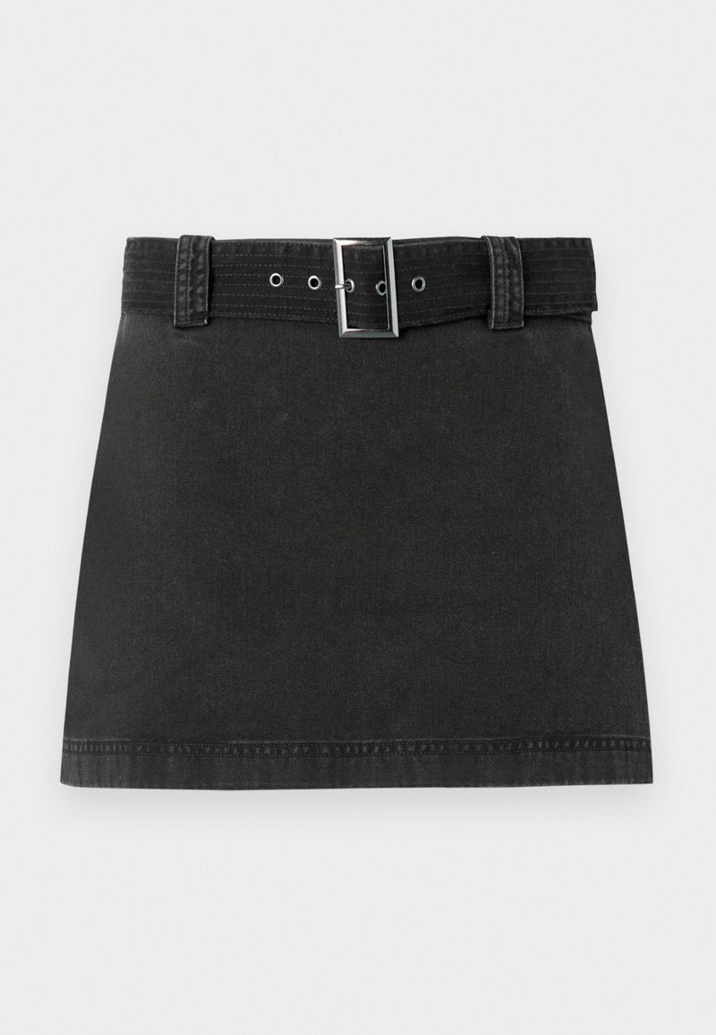Schwarzer Denim-Minirock mit passendem Gürtel, der eine metallische Schnalle und Gürtelschlaufen aufweist, flach auf einem weißen Hintergrund präsentiert.