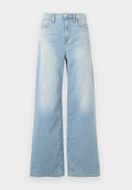 Hellblaue Jeans mit weitem Bein und hoher Taille, mit vorderem Knopf und Taschen, vor weißem Hintergrund dargestellt.