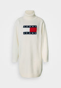 Cremefarbener Rollkragenpullover mit gerippten Ärmeln und einem zentralen Logopatch mit der Aufschrift "TOMMY JEANS" in weißen Buchstaben auf farbigem Hintergrund.