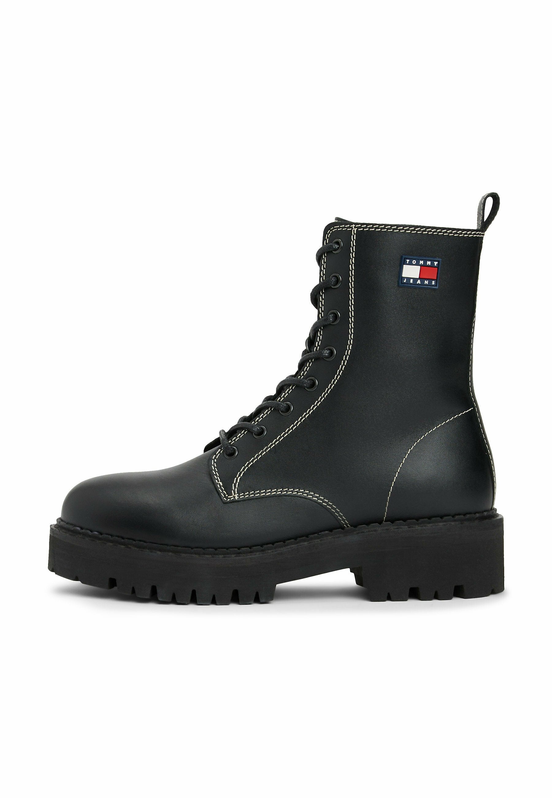 Schwarze Leder-Schnürstiefel mit dicker Sohle, weißen Nähten, Zuglasche und Tommy Jeans-Logo-Patch an der Seite.