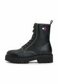 Schwarze Leder-Schnürstiefel mit dicker Sohle, weißen Nähten, Zuglasche und Tommy Jeans-Logo-Patch an der Seite.