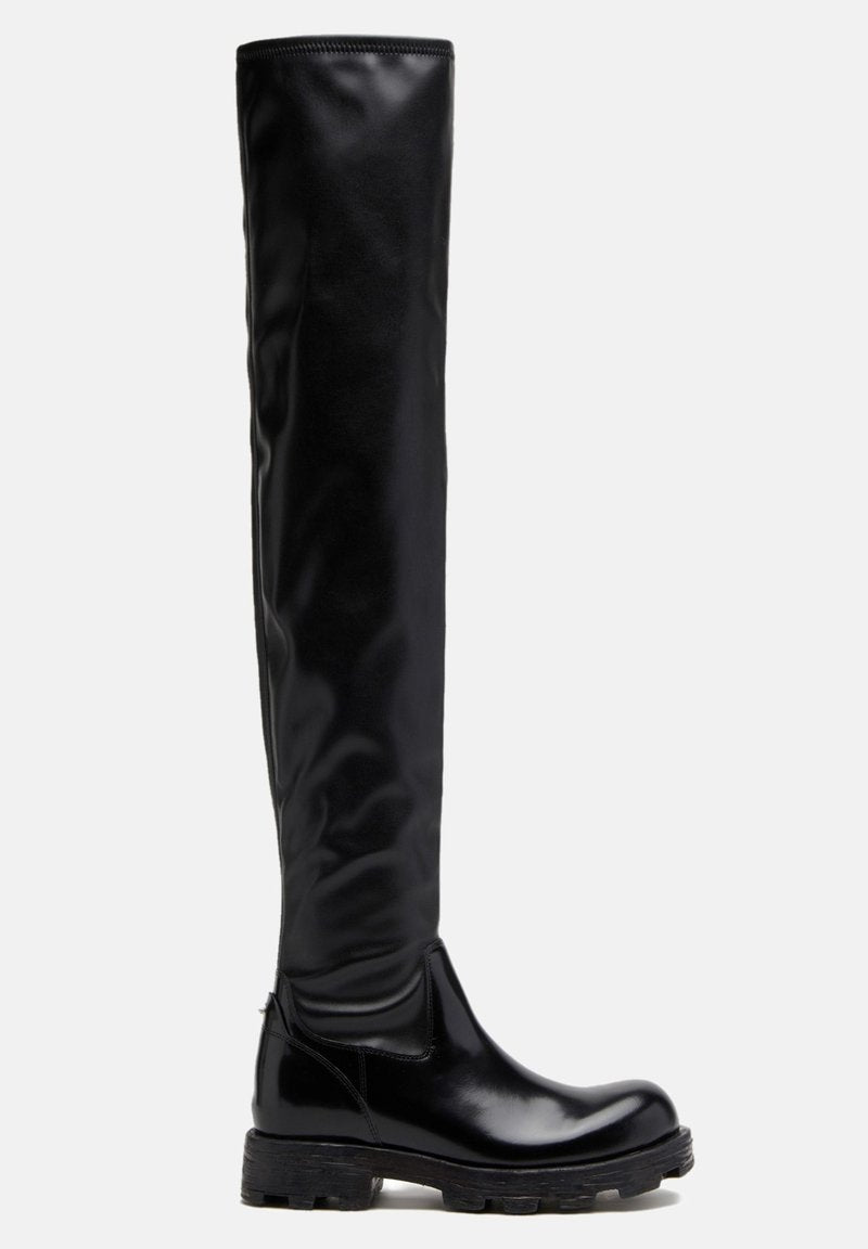 Kniefeste schwarze Gummistiefel mit glänzender Oberfläche, ausgestattet mit einer robusten Sohle und glatter Textur. Elegantes Design mit minimalen Details.