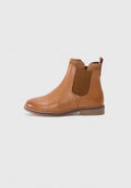 Braune Lederknöchelstiefel mit elastischen Seiteneinsätzen, runder Spitze und einer Ziehlasche auf der Rückseite. Verfügt über eine flache, niedrige Sohle.