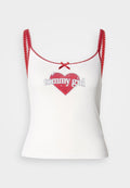 Weißes Tanktop mit roten Akzenten, das ein herzförmiges Grafikdesign und den Text "tommy girl" zeigt. Rote Träger mit gewellten Kanten und einer Schleifenverzierung.