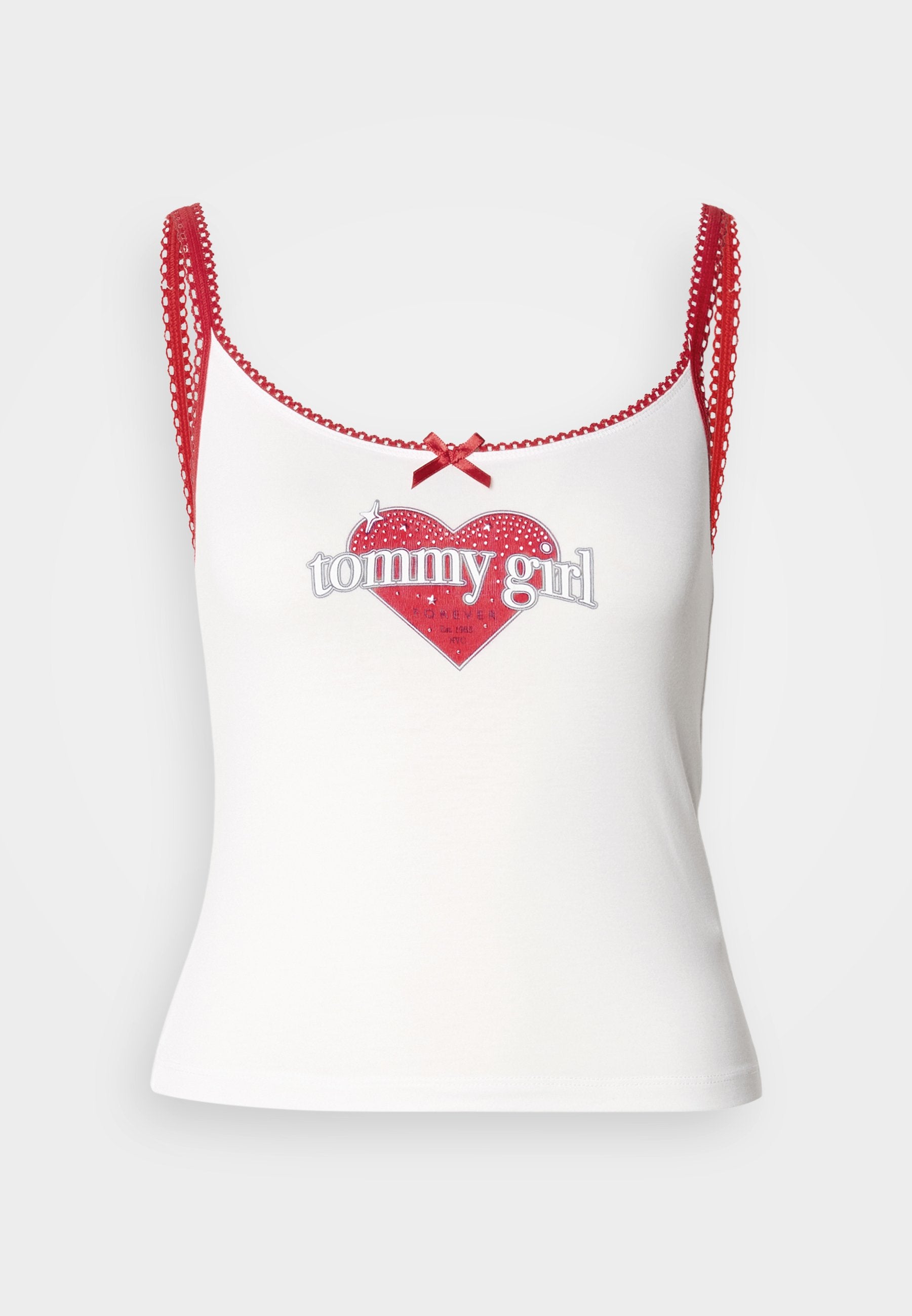 Weißes Tanktop mit roten Akzenten, das ein herzförmiges Grafikdesign und den Text "tommy girl" zeigt. Rote Träger mit gewellten Kanten und einer Schleifenverzierung.