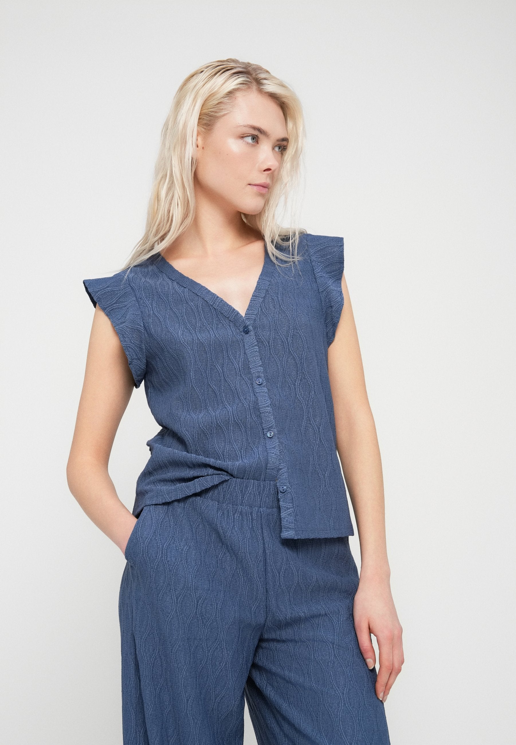 ONLY ONLAYA BUTTON V NECK