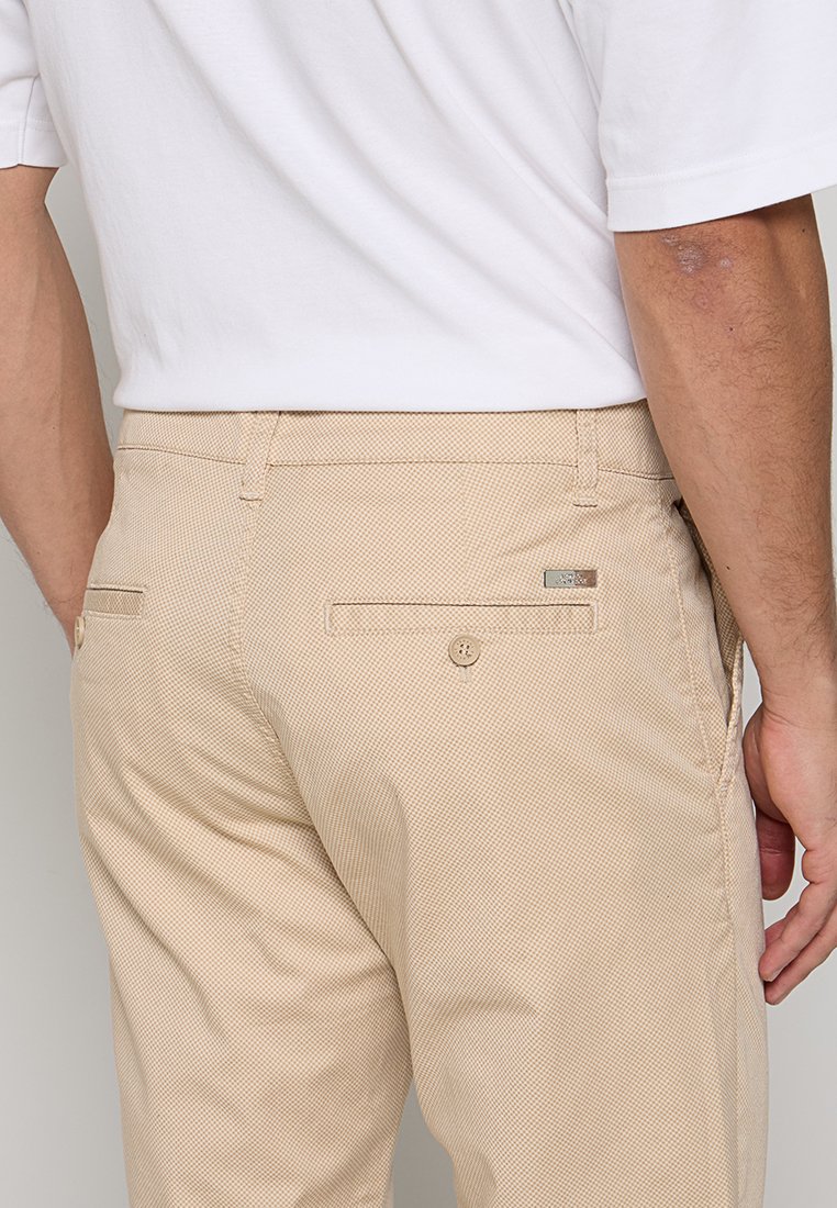 Armani Exchange Chino Media 5
