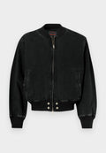 Schwarze Bomberjacke aus Denim mit Reißverschluss vorne, gerippten Bündchen und einem Bund mit Druckknöpfen. Enthält zwei Seitentaschen.
