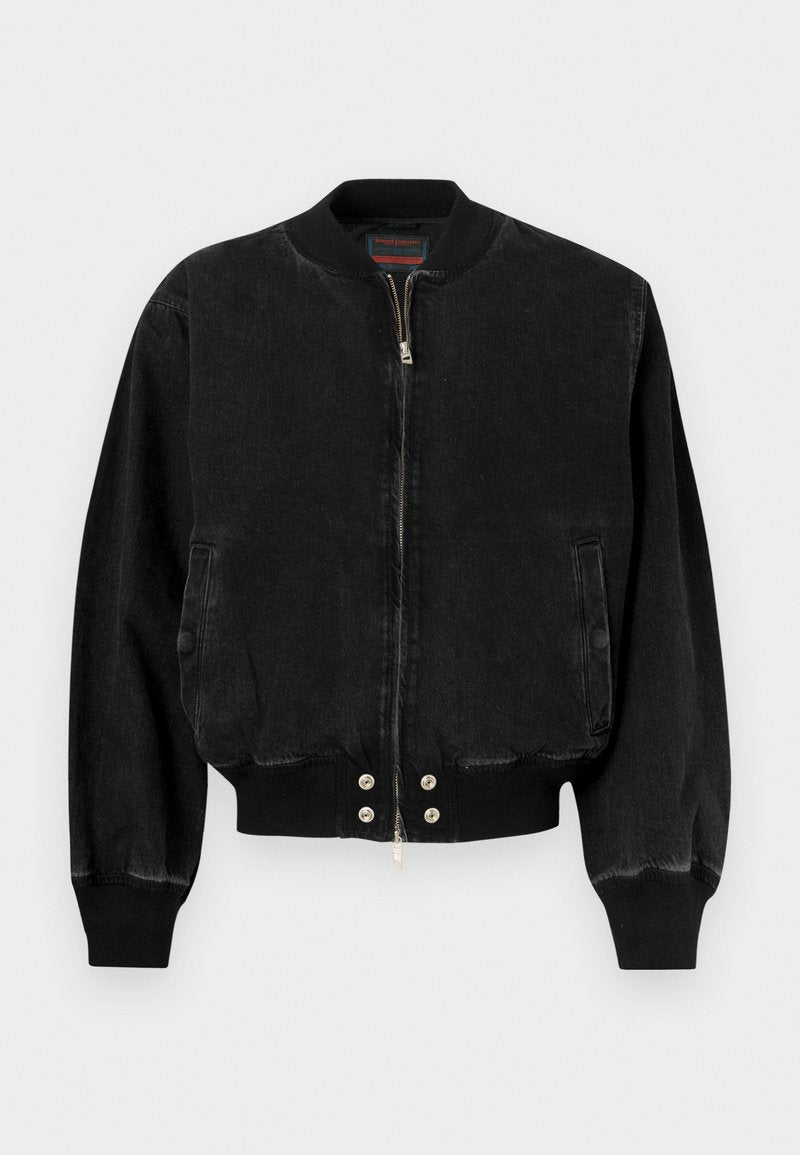 Schwarze Bomberjacke aus Denim mit Reißverschluss vorne, gerippten Bündchen und einem Bund mit Druckknöpfen. Enthält zwei Seitentaschen.