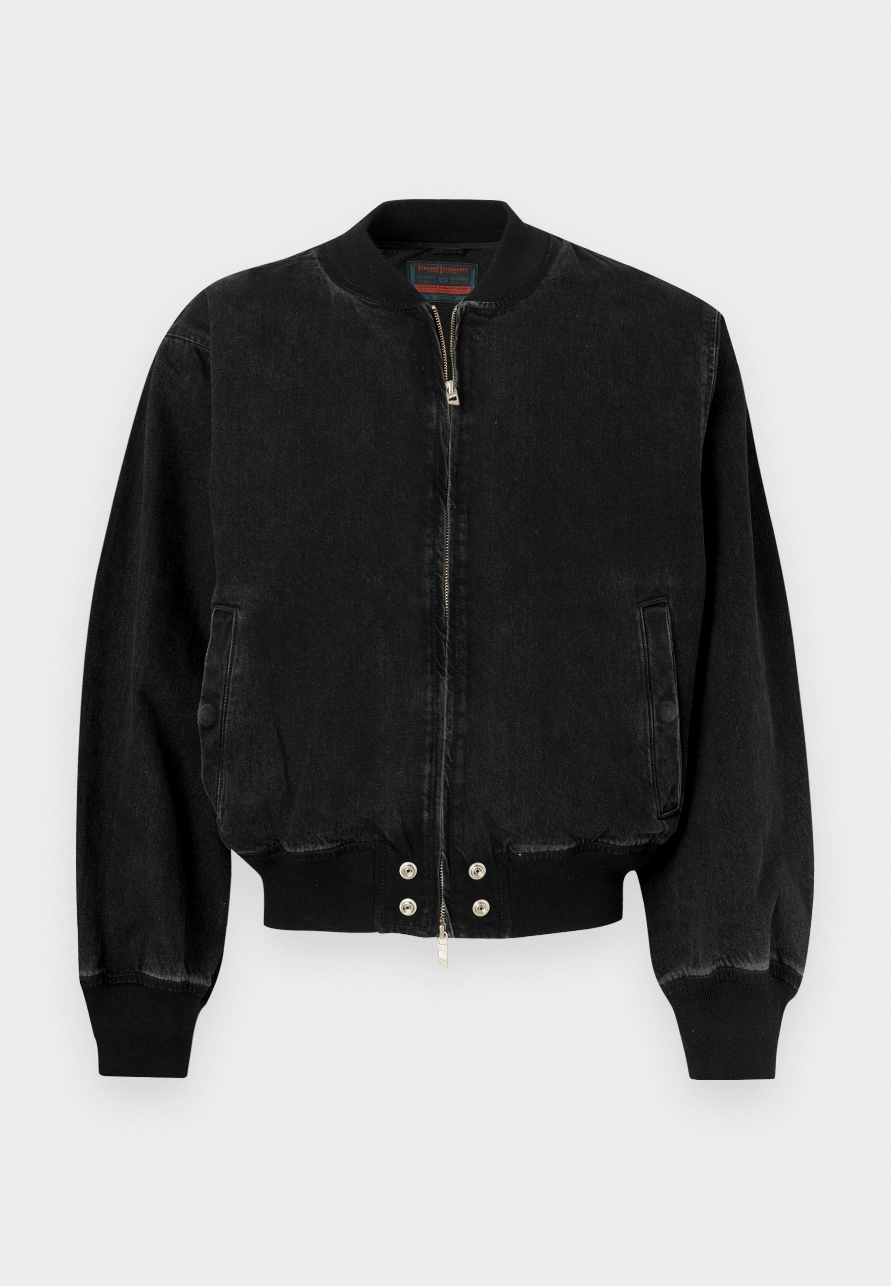Schwarze Bomberjacke aus Denim mit Reißverschluss vorne, gerippten Bündchen und einem Bund mit Druckknöpfen. Enthält zwei Seitentaschen.