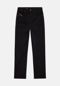 Schwarze gerade Jeans mit fünf Taschen, Knopfverschluss, Gürtelschlaufen und einem kleinen Markenetikett auf der rechten Vordertasche.