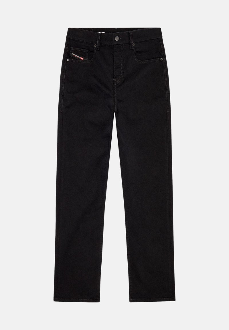 Schwarze gerade Jeans mit fünf Taschen, Knopfverschluss, Gürtelschlaufen und einem kleinen Markenetikett auf der rechten Vordertasche.