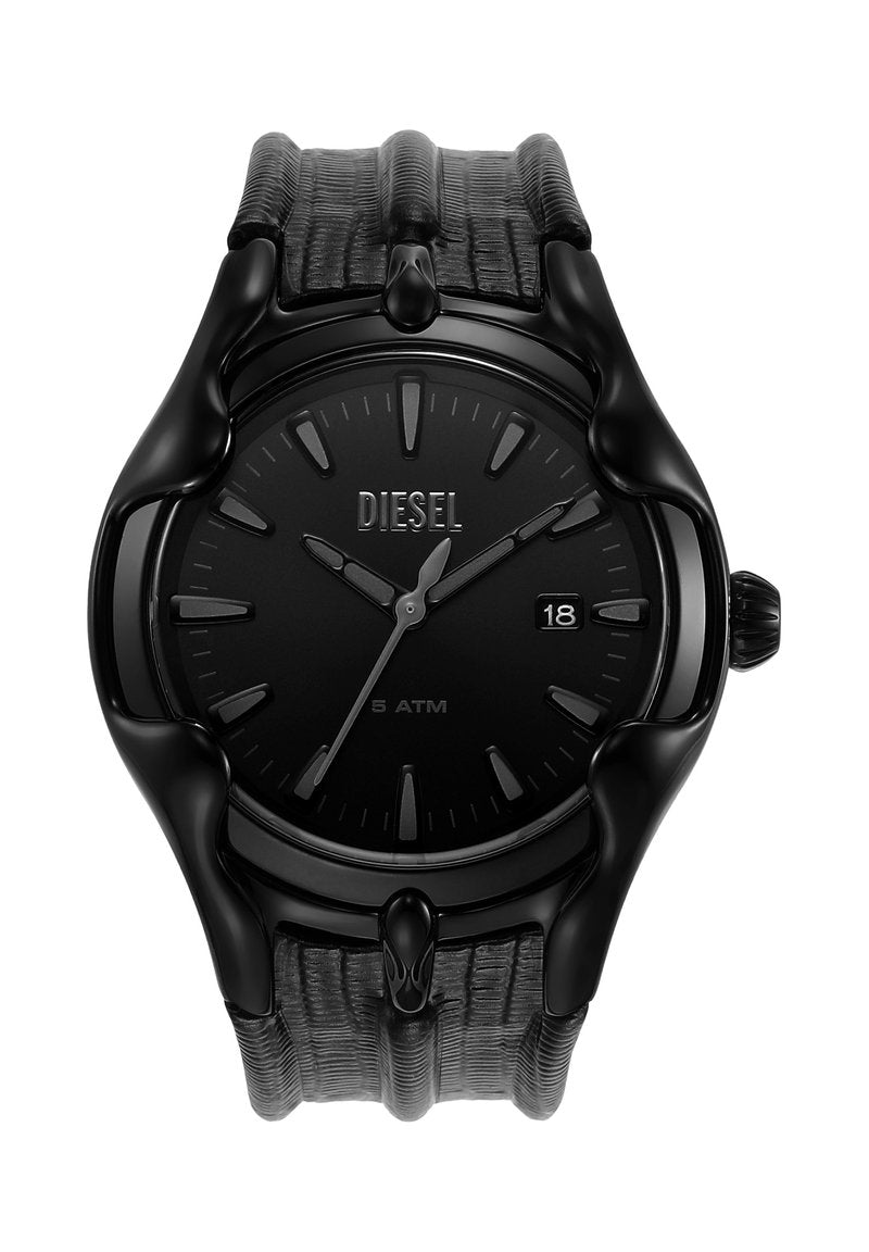 Schwarze Diesel-Armbanduhr mit strukturiertem Armband, analogem Zifferblatt, Datumsfenster bei 3 Uhr und 5 ATM Wasserdichtigkeitsmarkierung.