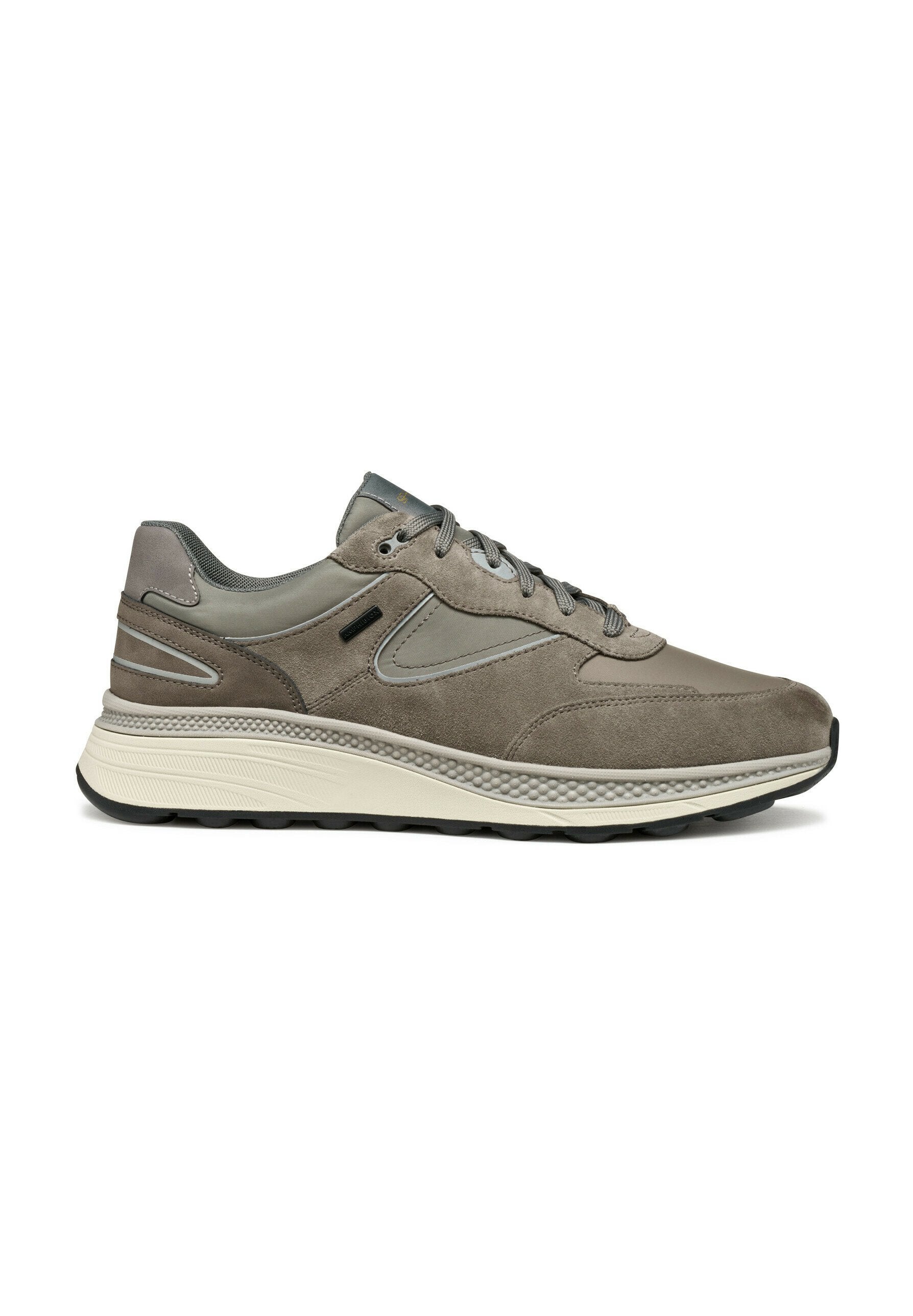 Graue Wildledersneaker mit Lederakzenten, strukturiertem Zwischensohlenteilk, flacher Gummiaußensohle und kontrastierenden Steppnähten. Mit Schnürverschluss.