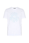 Weißes T-Shirt mit kurzen Ärmeln, hellblauem kreisförmigem Wellendesign und dem Text „Chiemsee MBRC The Ocean“ auf der Vorderseite.
