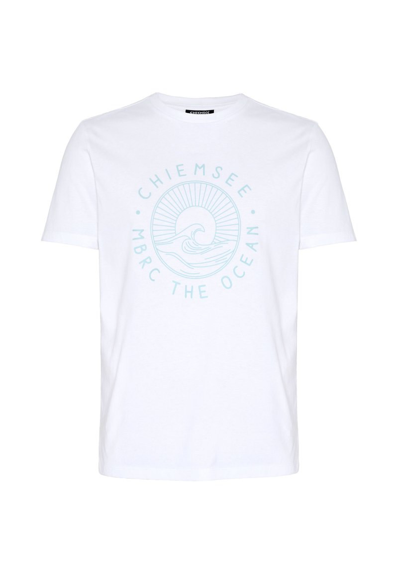 Weißes T-Shirt mit kurzen Ärmeln, hellblauem kreisförmigem Wellendesign und dem Text „Chiemsee MBRC The Ocean“ auf der Vorderseite.
