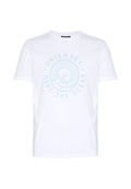 Weißes T-Shirt mit kurzen Ärmeln, hellblauem kreisförmigem Wellendesign und dem Text „Chiemsee MBRC The Ocean“ auf der Vorderseite.