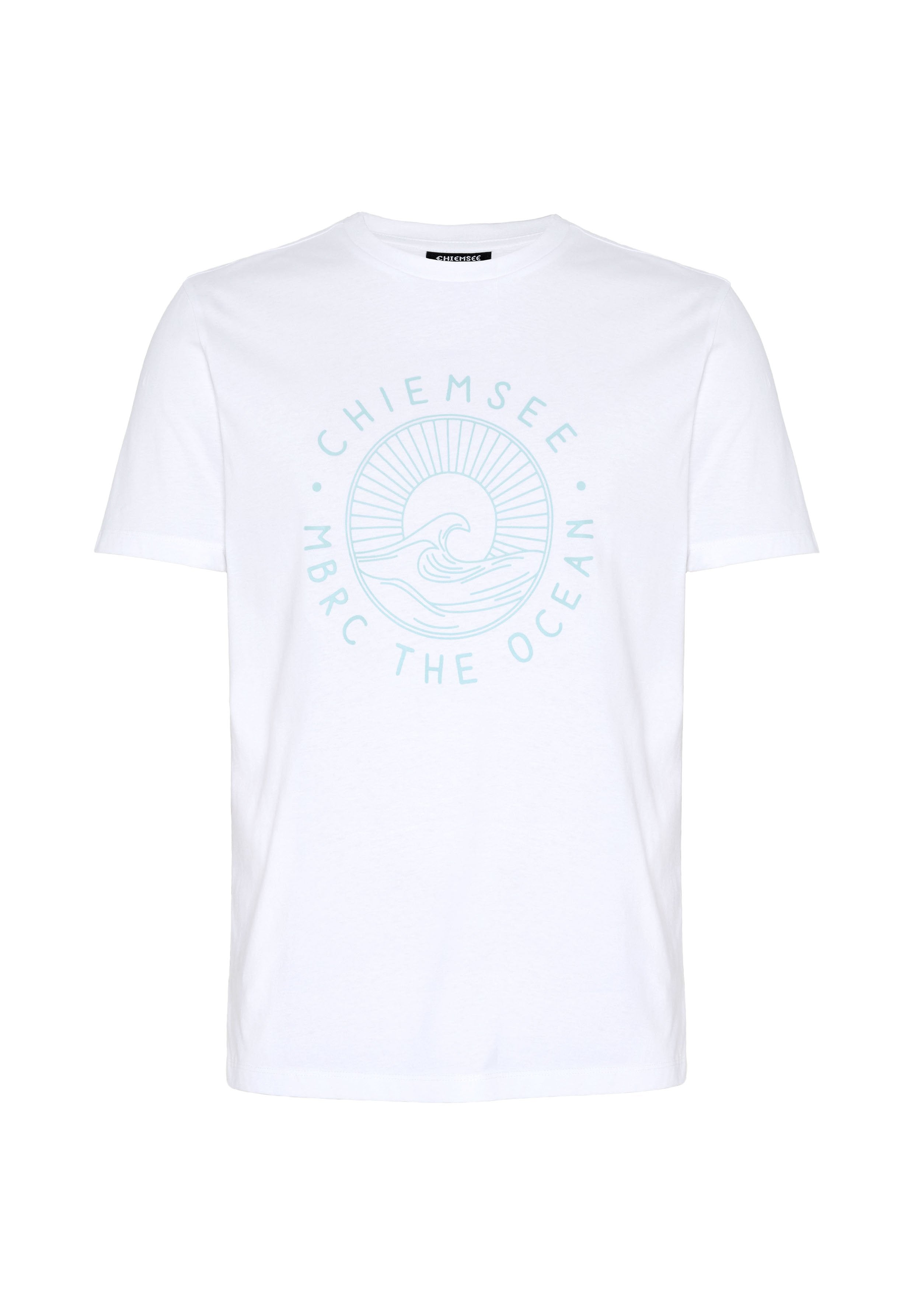 Weißes T-Shirt mit kurzen Ärmeln, hellblauem kreisförmigem Wellendesign und dem Text „Chiemsee MBRC The Ocean“ auf der Vorderseite.
