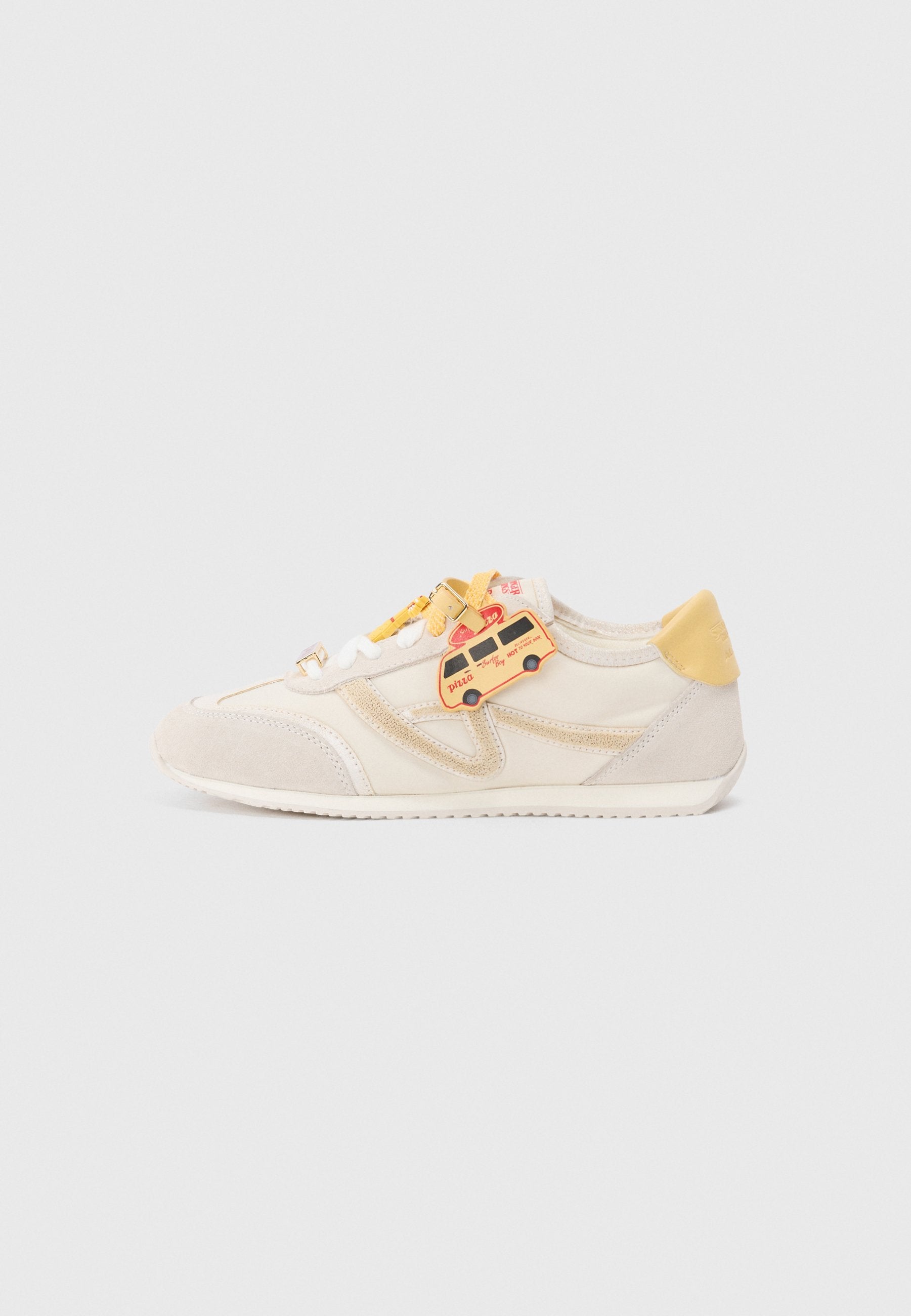 ALDO STRANGER THINGS PINEAPPLEPIZZA  PILLOW WALK