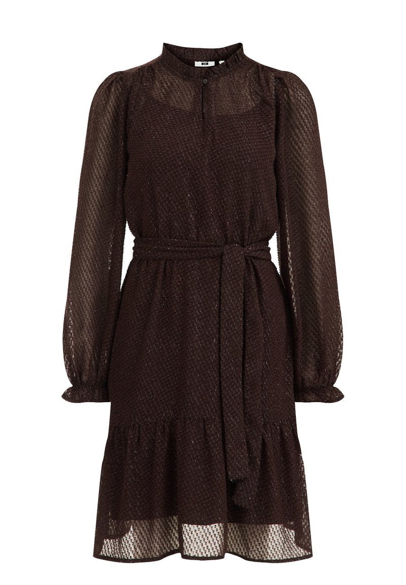 Braunes, strukturiertes Kleid mit hohem Kragen, gerafften Ärmeln, einem taillierten Bund und einem gestuften Saum. Der Stoff hat einen dezenten Glanz.